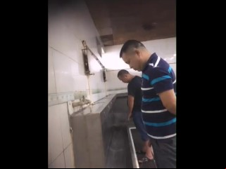 Spy Chinese Cur‚ Pissing To Contract For Stem Powder-room 偷拍中年大叔在火車站廁所小便